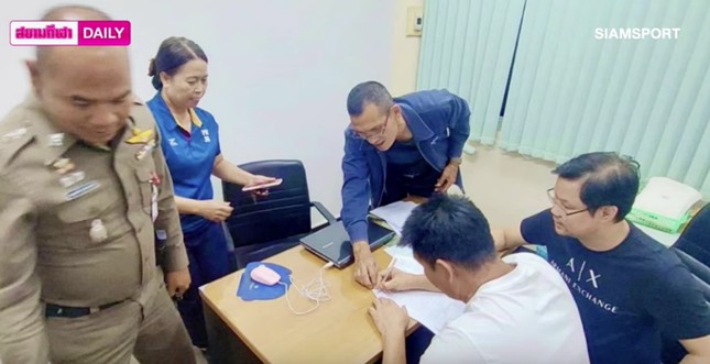 Kamsing trong buổi lấy lời khai tại sở cảnh sát