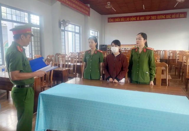 Bà bà Đồng Thị Hồng bị bắt tạm giam vì xé biên bản, đạp CSGT - Ảnh Công an cung cấp