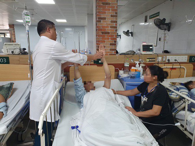 Bác sĩ thăm khám cho bệnh nhân ngộ độc thuốc lá điện tử đang điều trị tại Trung tâm Chống độc