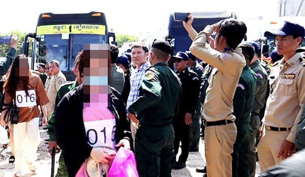 Cảnh sát CampuChia đưa những công dân Việt Nam bị cưỡng bức lao động đến cửa khẩu.