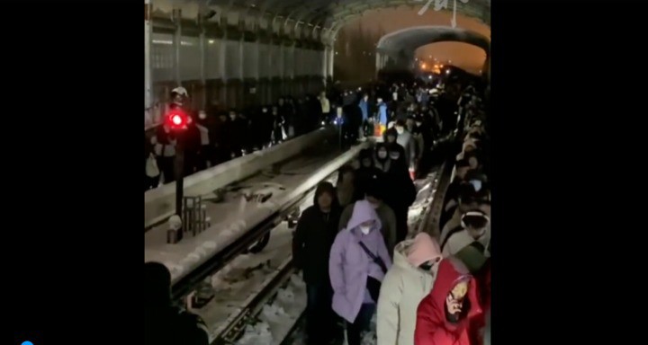 Các hành khách đi bộ rời khỏi hiện trường. Ảnh: Sina