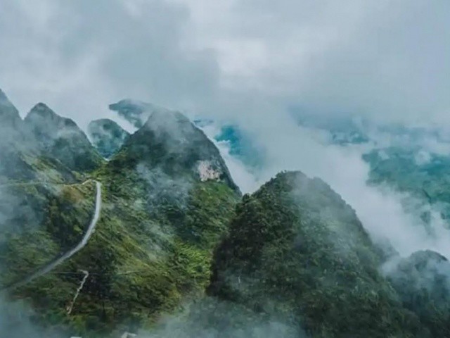 Mây trôi bồng bềnh thu hút du khách đến Hà Giang