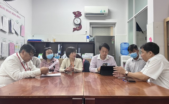 Tổ công tác Sở Y tế TPHCM làm việc tại Bệnh viện Lê Văn Thịnh về trường hợp tử vong và các trường hợp còn lại đang điều trị tại bệnh viện liên quan đến vụ ngộ độc bánh su kem.