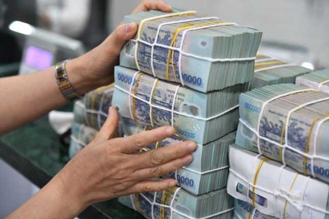 Nhiều ngân hàng áp dụng lãi tiết kiệm cao kèm điều kiện.