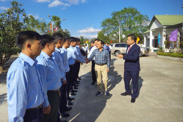 Thiếu tướng Nguyễn Ngọc Hà, Phó Tư lệnh Quân khu 4 cùng đoàn công tác thăm và kiểm tra Đội Quy tập Bộ Chỉ huy Quân sự tỉnh Nghệ An tại Lào. (Ảnh: T.Kiên)