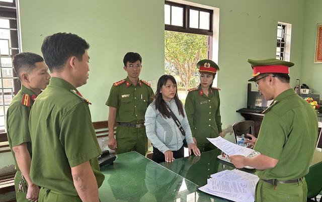 Cơ quan điều tra đọc lệnh khởi tố bị can, bắt tạm giam đối với Tiên. Ảnh: Công an Quảng Nam