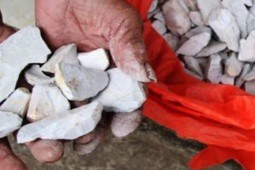 Nơi ăn đất hun khói lạ nhất Việt Nam, 150.000 đồng/kg nhai như kẹo
