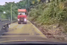 Clip: Tài xế xử lý tình huống cực đỉnh tránh va chạm khi xe tải
