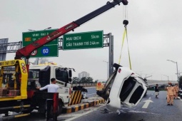 Tin tức trong ngày - Tài xế buồn ngủ, lái ô tô tông 2 xe máy rồi lật ngửa