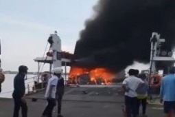 Tin tức trong ngày - Thanh niên đổ xăng đốt xe trên phà khiến hàng loạt xe máy cháy rụi