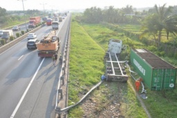 Tin tức trong ngày - Xe đầu kéo nổ lốp tông sập hàng rào cao tốc rồi lao xuống vệ đường
