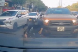 Tin tức trong ngày - Clip: Lái xe máy luồn lách, tài xế bị 2 ô tô "kẹp bánh mỳ"