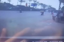 Clip: Chạy ngược chiều "khó hiểu", tài xế xe máy bị ô tô tông nằm gục tại chỗ