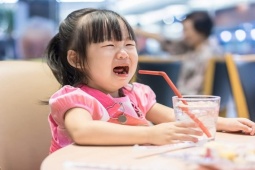 Giáo dục - du học - Phản ứng của bạn là gì nếu con nói: “Mẹ ơi, lấy cho con ly nước?”