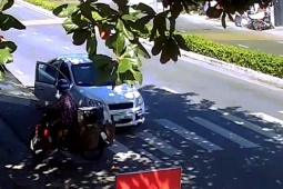 Xe máy - Xe đạp - Clip: Xe máy bị "hạ gục" trong một nốt nhạc bởi ô tô tập lái