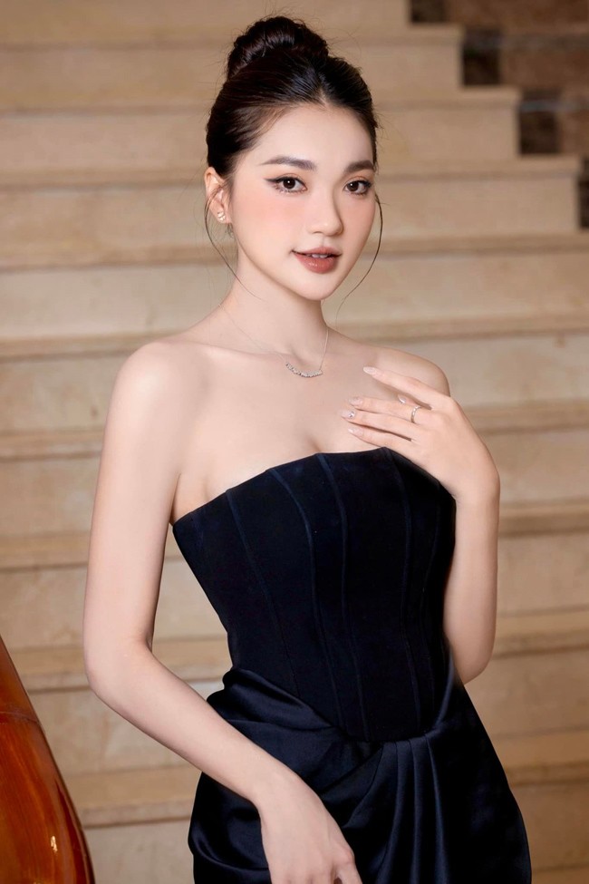 Nguyễn Ngọc Nữ (sinh năm 1994, Nghệ An) nổi như cồn năm 2017 khi làm PG trao giải cho cuộc thi "Người đẹp Kinh Bắc 2017".

