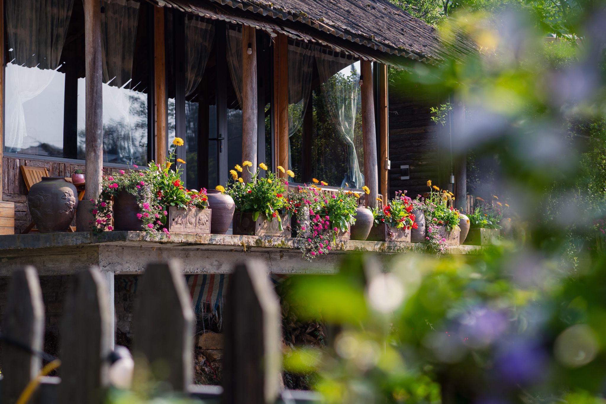 Những căn bungalow tại Sành Homestay tuy mộc mạc, bình dị nhưng đầy đủ tiện nghi tại đây sẽ khiến các bạn có những trải nghiệm thú vị khi nghỉ chân tại đây