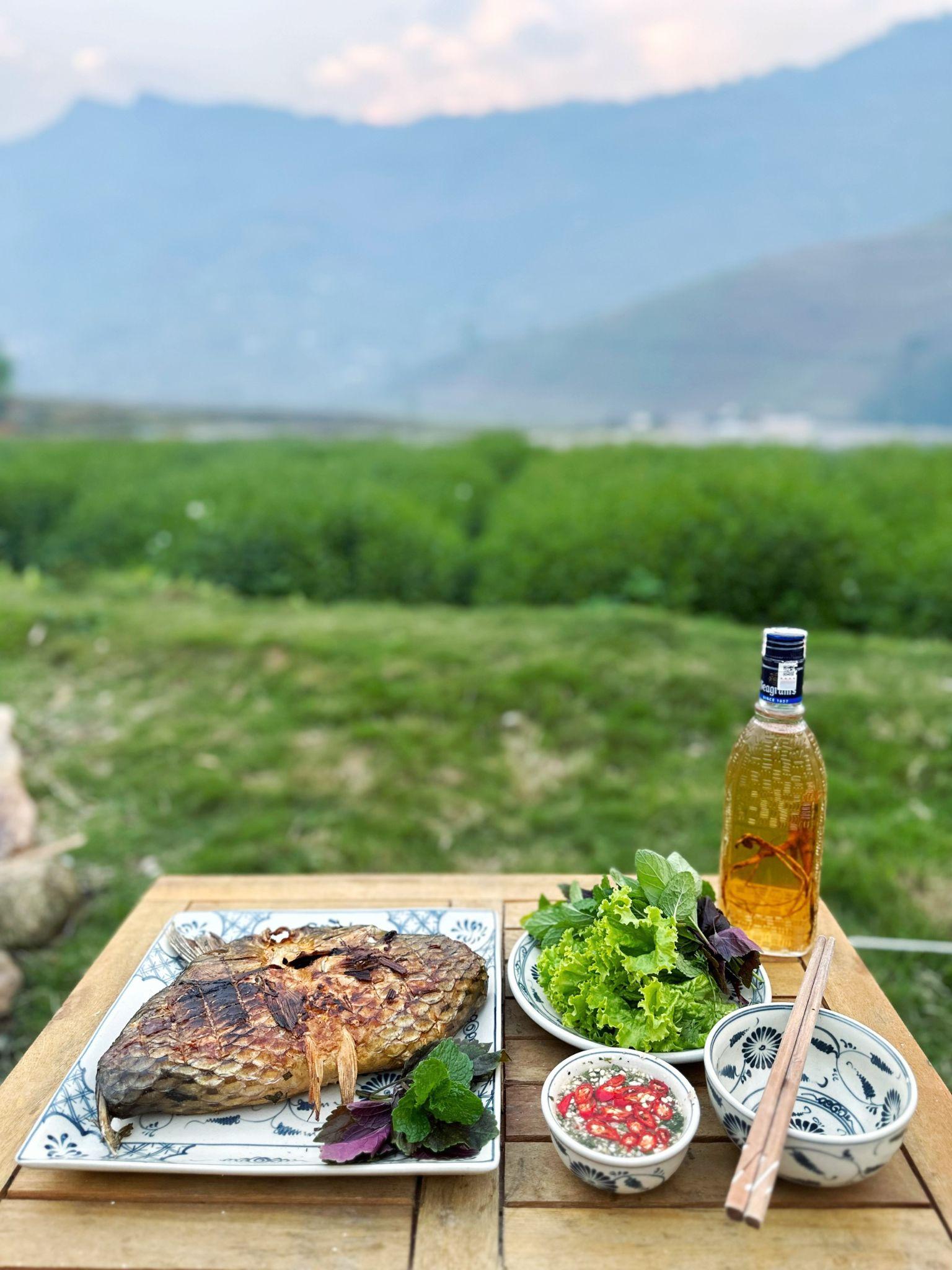 Bạn có thể tự nấu nướng, nhưng cũng có thể đặt ngay đồ ăn tại các homestay ở đây.