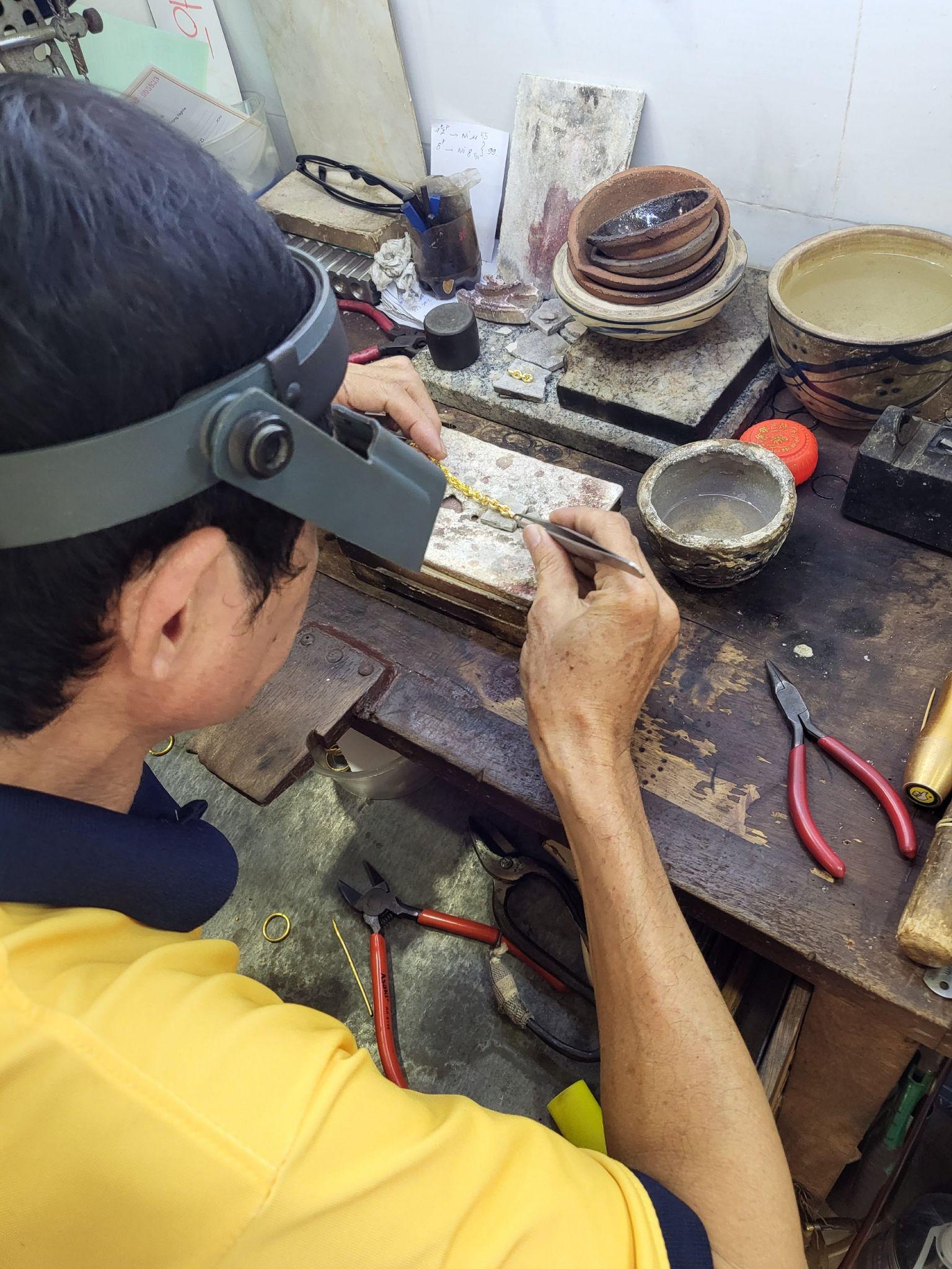 Mỗi món đồ trang sức phong thủy được các thợ kim hoàn lành nghề tại Tiệm vàng Trọng Nghĩa tận tâm hoàn thành