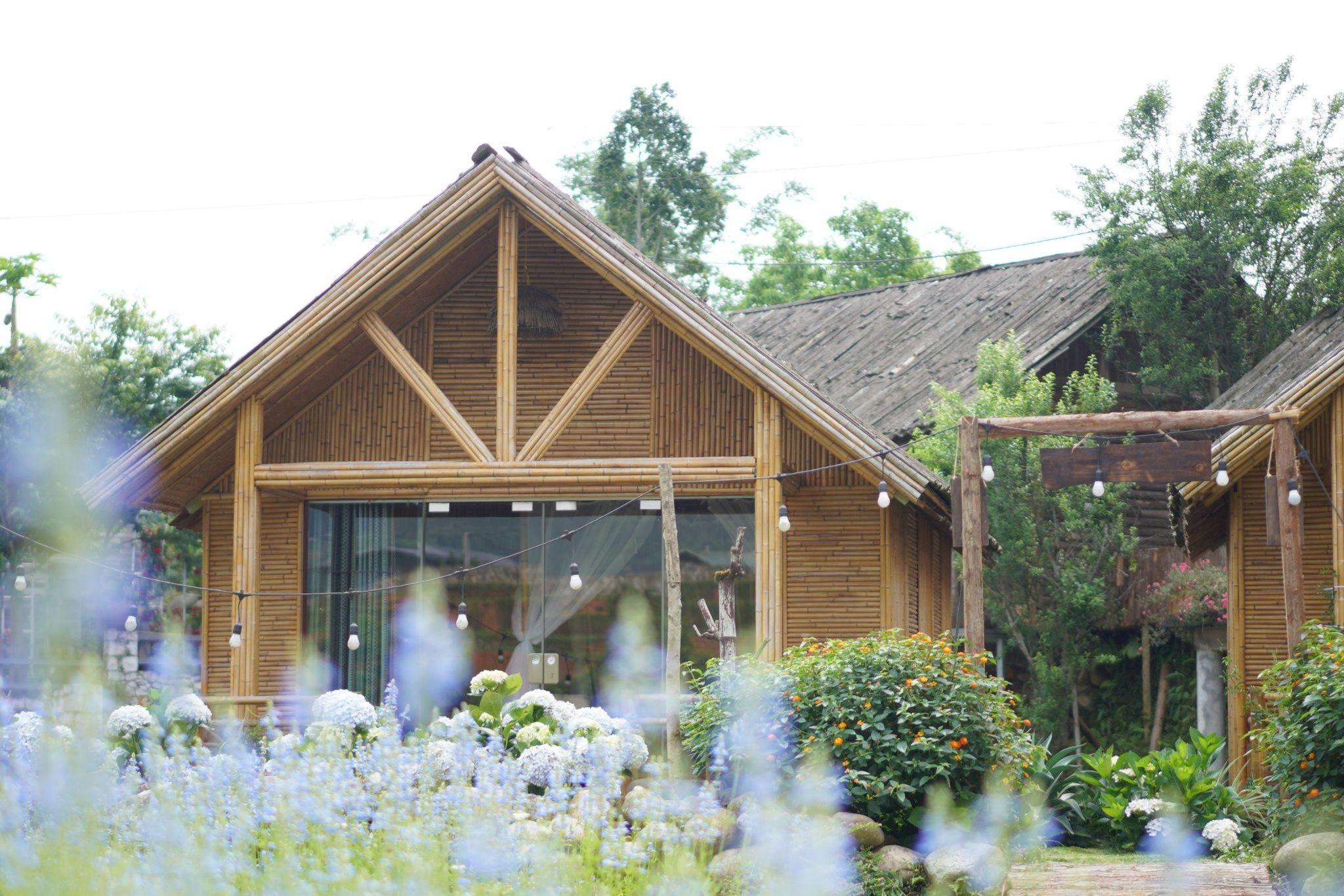 Vật liệu chính là gỗ và những đồ truyền thống của người dân tộc khiến du khách cảm thấy thích thú và gần gũi hơn. Bạn có thể ngồi ngoài hiên nhà, ngắm nhìn ra những thửa ruộng bậc thang, những dãy núi ẩn hiện sau những đụn mây, ngồi nghe chim hót, nghe tiếng suối chảy róc rách.