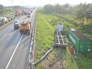 Tin tức trong ngày - Xe đầu kéo nổ lốp tông sập hàng rào cao tốc rồi lao xuống vệ đường