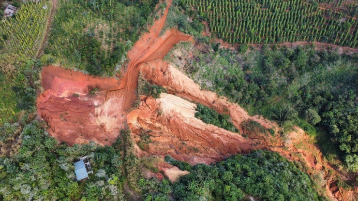 Phần sạt lở đất ở gần nhà ông Hoàng Văn Thái. Ảnh: VŨ LONG