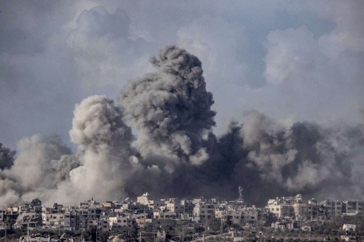 Khói bốc lên sau trận không kích của Israel vào quận Shuja'iyya (Gaza), hôm 9-12. Ảnh: ANADOLU AGENCY