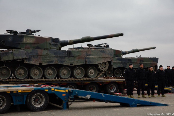 Xe tăng Leopard 2 được chuyển từ Ba Lan tới Ukraine ngày 24-2-2023. Ảnh: Krystian Maj/KPRM