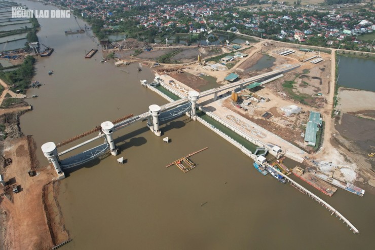 Dự án hệ thống thủy lợi sông Lèn, là dự án thủy lợi ngăn mặn, giữ ngọt lớn nhất miền Trung đang sắp sửa hoàn thành, đưa vào vận hành