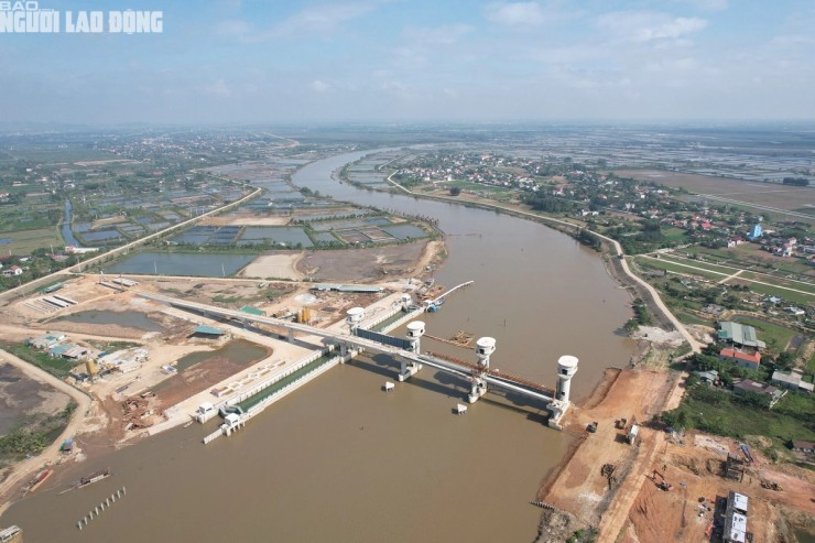 Các hạng mục chính trên sông Lèn gồm cống ngăn mặn, âu thuyền và con đường giao thông bắc qua sông vận hành công trình, vừa giúp người dân 2 huyện qua lại