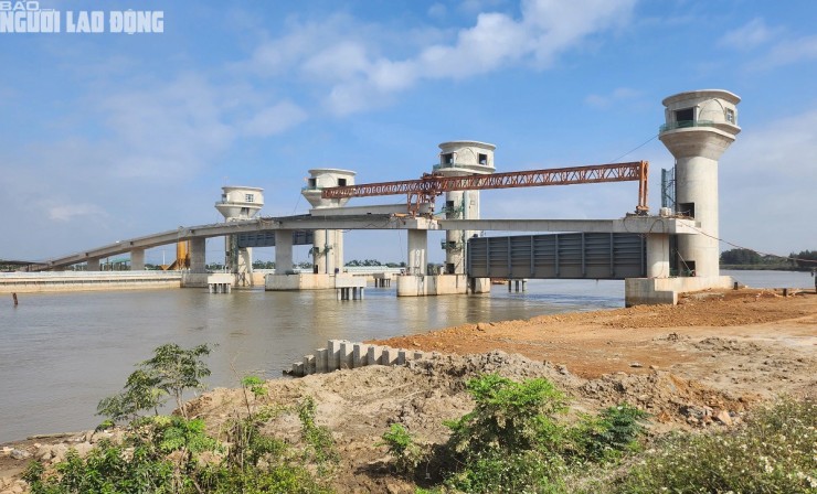 Công trình hiện đã xong các nhịp cầu phía bên xã Nga Thủy, huyện Nga Sơn