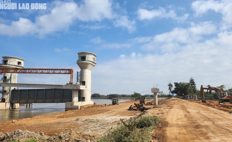 Trong khi, phía xã Đa Lộc (huyện Hậu Lộc), một số mố cầu vẫn đang được các đơn vị thi công triển khai xây dựng