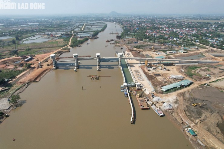 Theo thiết kế, âu thuyền có thể đáp ứng cho các tàu vận tải cỡ lớn ra vào cửa sông an toàn khi công trình đi vào hoạt động