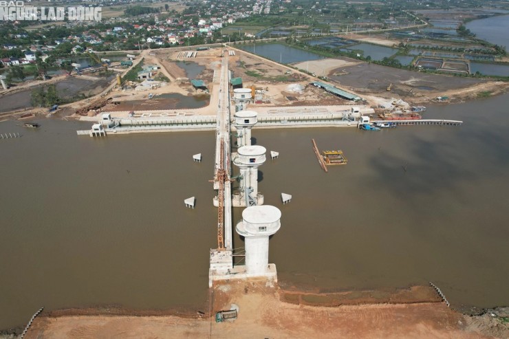 Dự án được khởi công từ tháng 6-2021, dự kiến hoàn thành trong 24 tháng. Tuy nhiên, đến thời điểm này, công trình vẫn đang dang dở, chưa thể đưa vào vận hành. Dự kiến tới tháng 4-2024, công trình trọng điểm này mới có thể hoàn thành