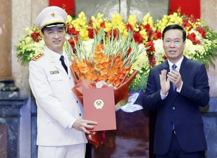Chủ tịch nước Võ Văn Thưởng trao quyết định thăng cấp bậc hàm Thượng tướng cho Thứ trưởng Bộ Công an Nguyễn Duy Ngọc. Ảnh: TTXVN
