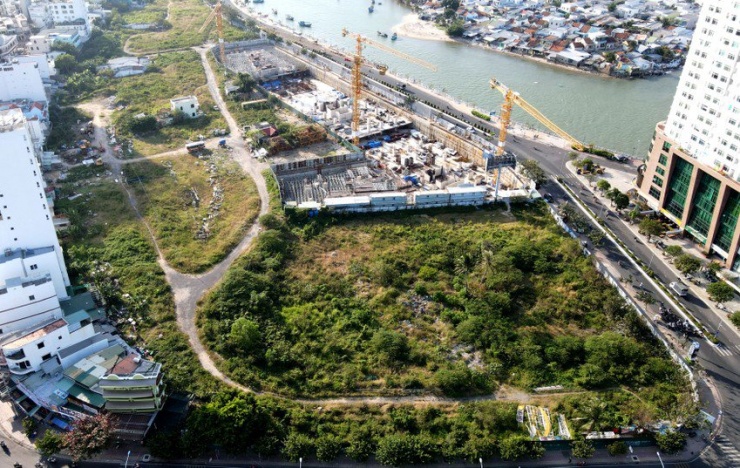 Dự án TM1 sau gần 10 năm vẫn làm bãi đất trống. Ảnh: H.H