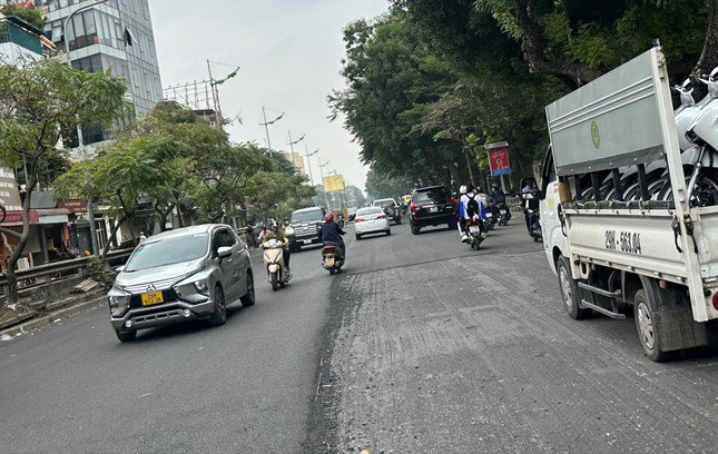 Đường Lê Duẩn lòng đường bị cào bóc, thảm nham nhở những ngày qua. Ảnh: Anh Trọng