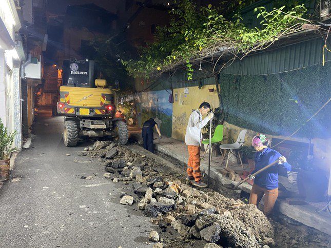 Đường ở phường Láng Thượng, quận Đống Đa vừa làm xong hơn 1 tháng lại bị đào lên. Ảnh: Q.Thành