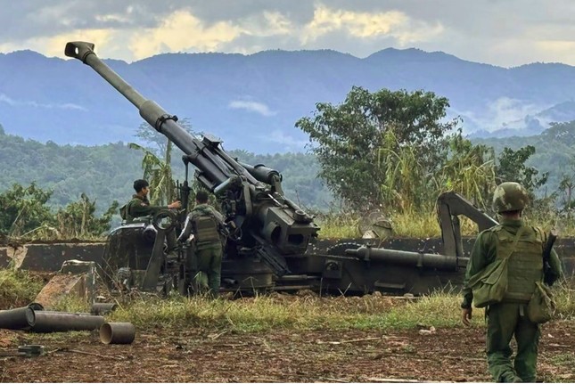 Thành viên của một trong ba lực lượng nổi dậy ở Myanmar đang kiểm tra vũ khí. (Ảnh: AP)