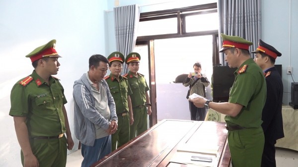 Có quan Công an công bố lệnh bắt tạm giam đối với Lê Ngọc Vân.