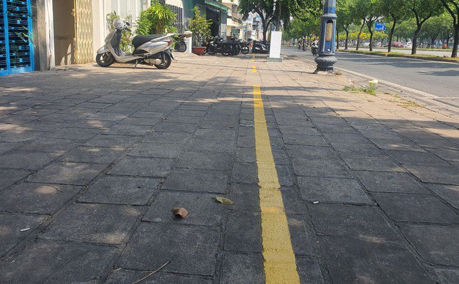Vỉa hè đường Võ Văn Kiệt (quận 1, TPHCM) được kẻ vạch. Ảnh: Nhàn Lê