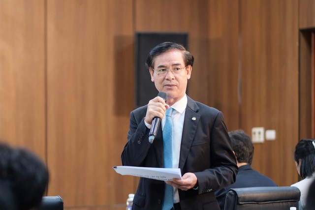 Kế toán trưởng - Trưởng ban Tài chính kế toán Vietnam Airlines Trần Thanh Hiền phát biểu tại đại hội cổ đông