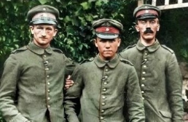 Adolf Hitler thời trẻ (bìa phải).