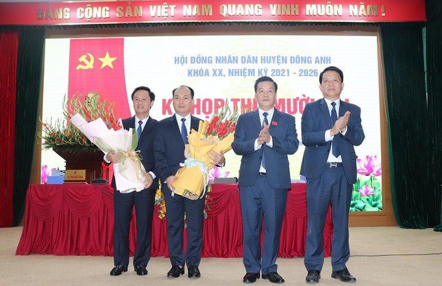 Đại diện lãnh đạo huyện Đông Anh chúc mừng ông Nguyễn Anh Dũng (thứ 2 từ trái sang) và ông Hoàng Hải Đăng (ngoài cùng bên trái).