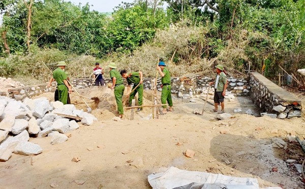 Cán bộ, chiến sỹ Công an hỗ trợ, giúp đỡ nhân dân làm nhà mới.