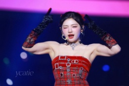 Thời trang - "Búp bê cơ bắp" Cáp Nhĩ Tân mặc váy khoe lưng ong bất chấp thời tiết âm độ C