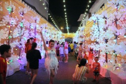 Tin tức trong ngày - Người dân đổ xô "check in" con hẻm Giáng sinh đẹp như cung điện ở TP.HCM