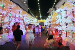 Tin tức trong ngày - Người dân đổ xô "check in" con hẻm Giáng sinh đẹp như cung điện ở TP.HCM