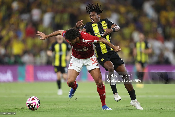 Trận đấu giữa Al Ittihad (áo vàng đen) với Al Ahly diễn ra căng thẳng