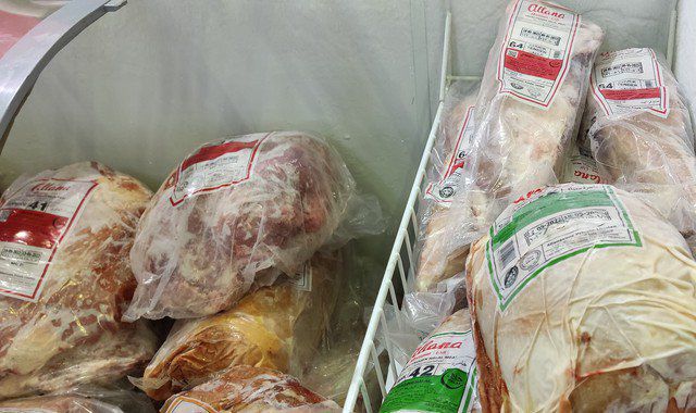 Thịt trâu Ấn Độ còn nguyên nhãn mác trưng bày tại một hội chợ ở TP HCM